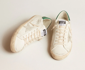 Super-Star en cuir blanc avec étoile en daim gris froid et contrefort en cuir vert