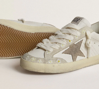 Super-Star LTD pour femme avec étoile et contrefort en cuir velours beige et broderies florales